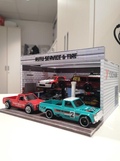 (Satılık) 1/64 Garaj Diorama ve Hot Wheels Araçlar
