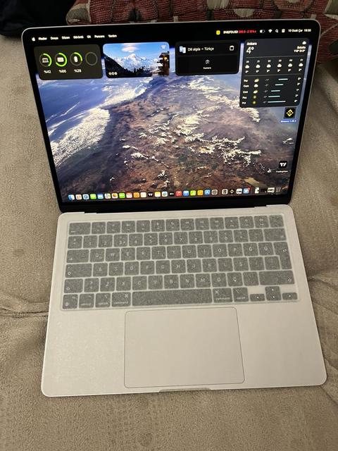 MacBook Air 13.6 inc M2 8CPU 8GPU 8GB 256GB Gümüs MLXY3TU/A