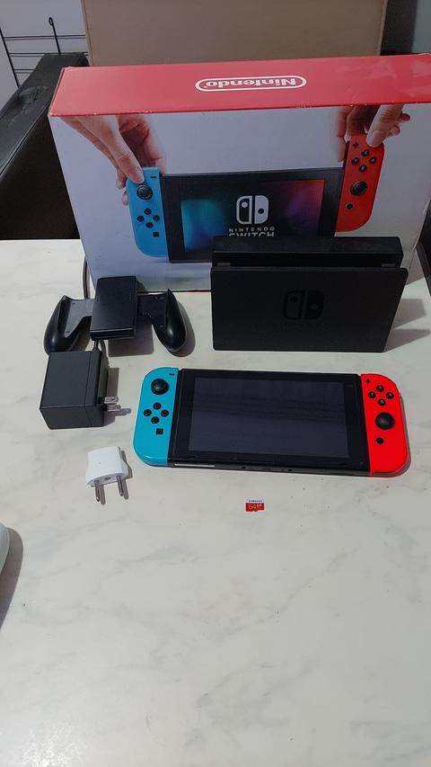 Nintendo Switch, 2 joy-con, bol oyunlu hesap