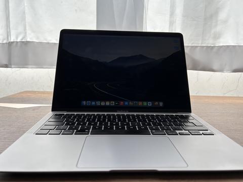 MacBook Air, sıfır ayarında, çiziksiz hatasız