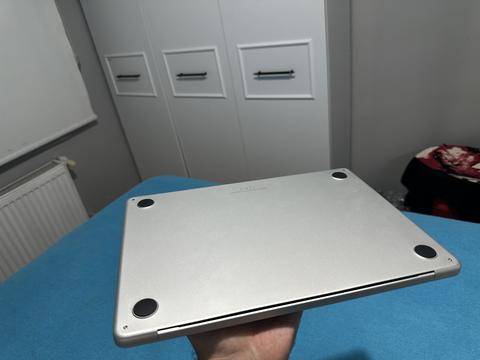 Macbook Air M2 - 13,6 inç - 16GB -256GB SSD (Ekranda çizgi)