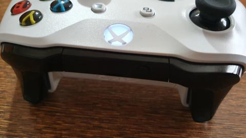 Xbox One X 1 TB Oyun Konsolu (özel tasarım kontrolcü ile)