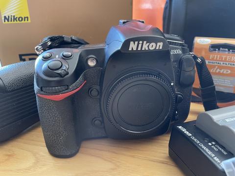 Nikon D300S Body + 50mm 1.4 + 24-70mm 2.8 Lens + Aksesuarlar