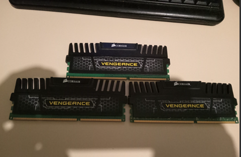 DDR3 2X4 GB ve tek 8 GB  C orsair vengeance ram