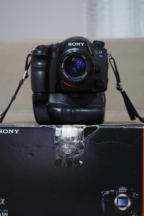 Acil nakit ihtiyacından.....Sony a99 - İsteyene Orjinal Battery Grip - Kumanda ( 8.499 TL..! )