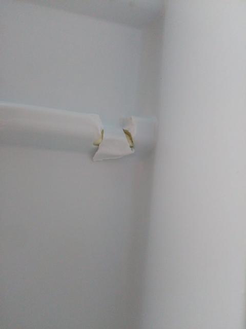 Buzdolabı rafını takarken iç duvarını zorladım göçük oluştu tamiri olur mu? (ss içerde)