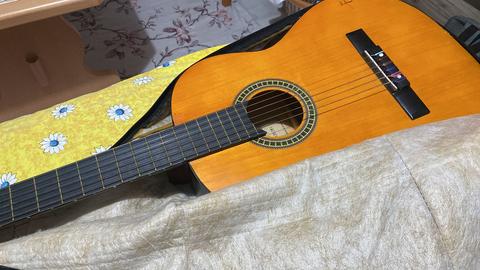 Gitarım kırılmış.