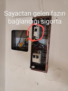 Eski köy evine kaçak akım rolesi bağlama