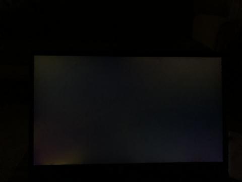 Yeni satın alınan lenovo laptopta bu ışık sızması normal derecede midir?