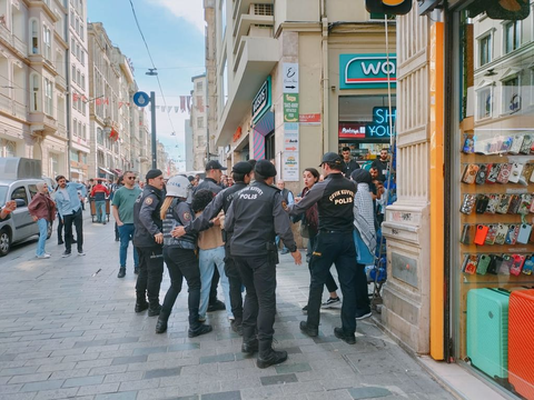 Taksim'de İsrail'i Protesto Edenler Dayak Yedi - 30 Kişiye Ters Kelepçe Yapıldı