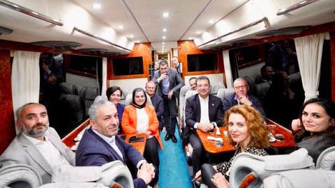 Ekrem İmamoğlu'nun otobüsündeki gazeteciler