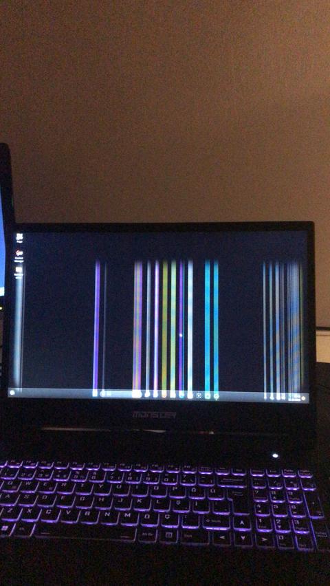 Monster ekranda renkli çizgiler oluştu