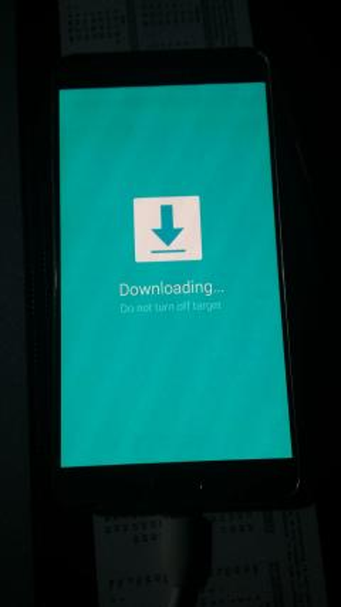 samsung downloading do not turn off target yazıyor