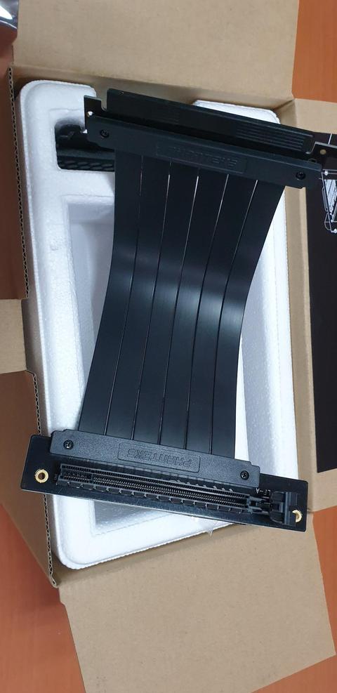 Phanteks Vertical GPU Kit + 2 PCI Express Kart