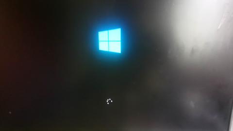 Windows 8 açılıs¸ ekranında kalıyor.
