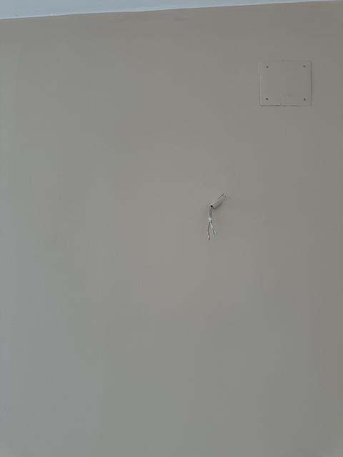 Duvardan dışarı çıkmış elektrik kablosunun ne olduğunu anlamadım?