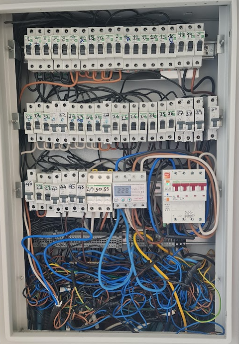 Akıllı sigortalar ile Elektrik panosunu toplama