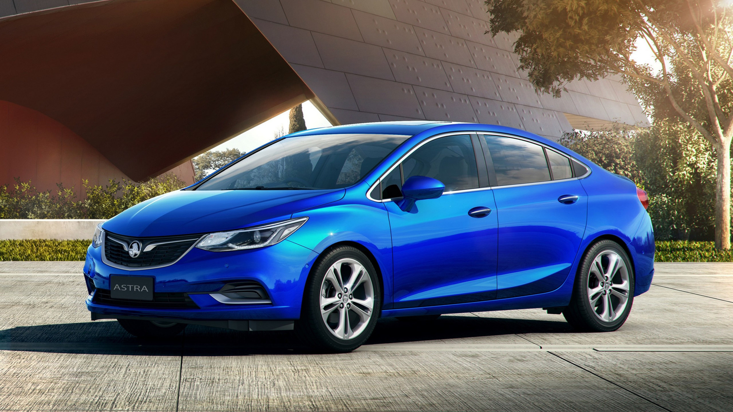 Yeni Astra sedan görenleri şaşırtıyor