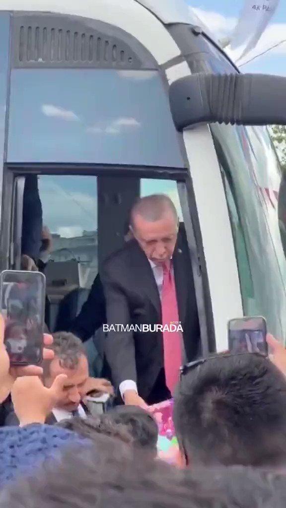 Erdoğan Sinirli Sekilde İnsanlara Oyuncak Fırlattı