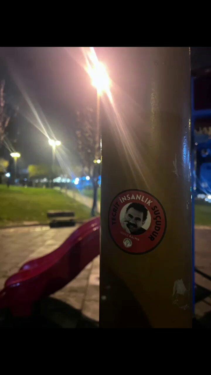Dem Parti sokaklara terörist Öcalan stickerları yapıştırdı.