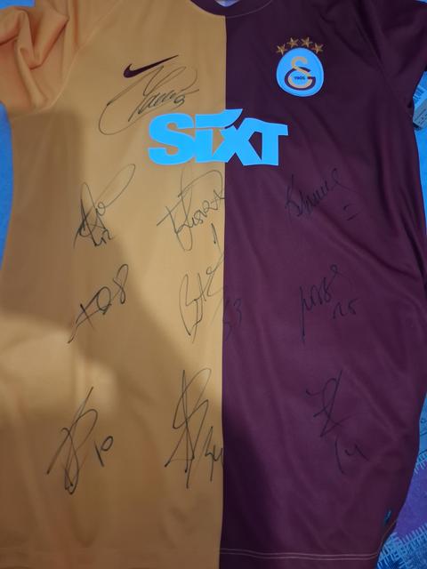 Orjinal imzalı 2025 5 yıldızlı formamız sıfır. Etiketli 25.06.2025 tarihli , ne kadar eder acaba