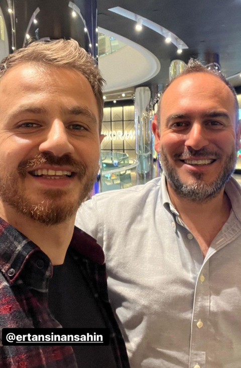 Ben kolay kolay bi adama dostum demem bu adam benim dostum kardesim ..