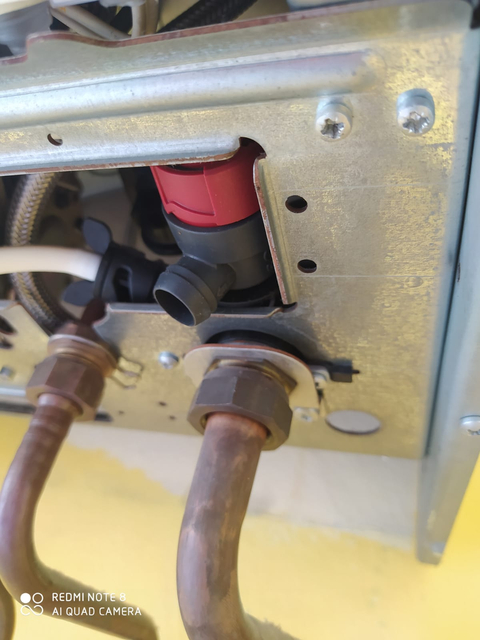 Kombi Alt Kısımdan Su Akıtıyor (resimli)