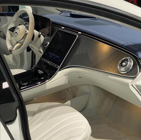 Elektrikli Mercedes EQE, 'küçük EQS' dedirten tasarımla geldi