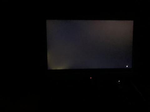 Yeni satın alınan lenovo laptopta bu ışık sızması normal derecede midir?