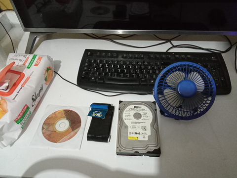 Windows Xp professional orjinal CD ve 80gb ide disk aldim