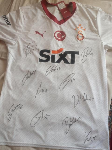 Orjinal imzalı 2025 5 yıldızlı formamız sıfır. Etiketli 25.06.2025 tarihli , ne kadar eder acaba