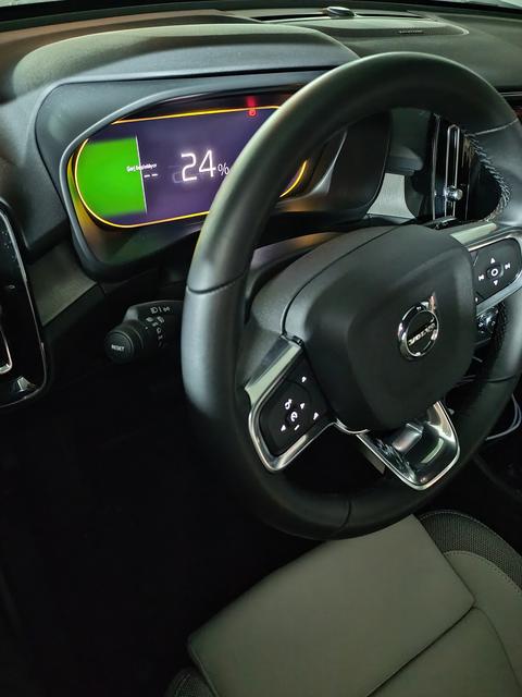 Volvo EX40…
