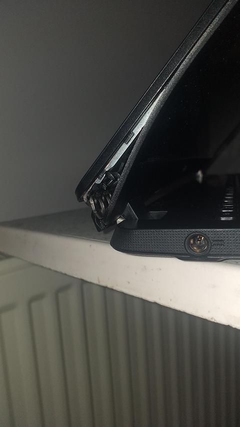 Laptop ekran menteşesi kırıldı.