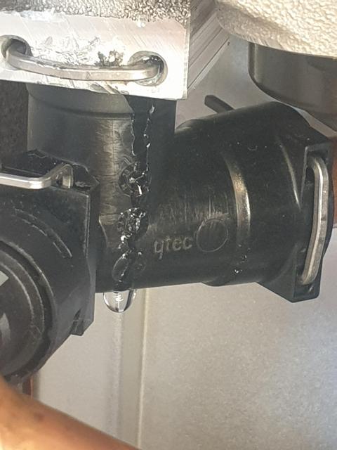 Kombi eşanjör çıkışından su damlatıyor