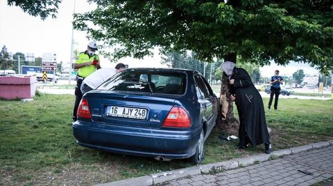 Bursa'da otomobil, otobüs durağındaki yayalara çarptı