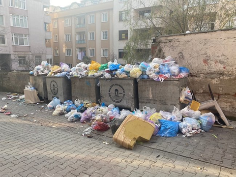 ÇÖP DAĞLARI GERİ DÖNDÜ! CHP'Lİ BELEDİYELERDE GÜNLERDİR ÇÖPLER TOPLANMIYOR!