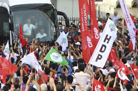 Unutma unutturma!Zalime merhamet mazluma ihanettir!