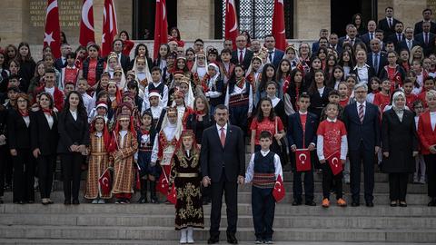 23 Nisan: Milli Eğitim Bakanı Yusuf Tekin'in Anıtkabir'deki Surat İfadesi