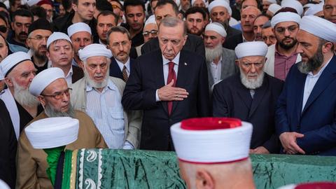 Erdoğan 23 Nisan oturumuna gelmedi, İsmailağa 'şeyh'i Hasan Kılıç'ın cenazesine katıldı
