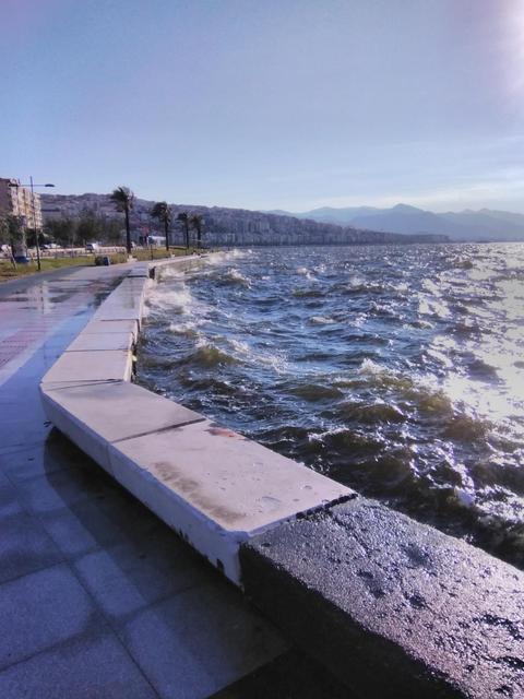 izmir de sular gittikçe yükseliyor...