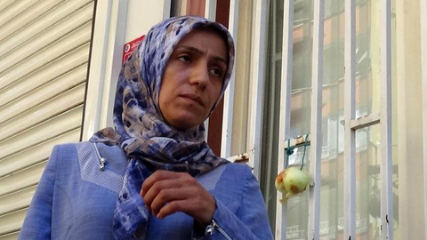 Oğlu teslim olan anne Ayşegül Biçer, HDP il binasına soğan astı