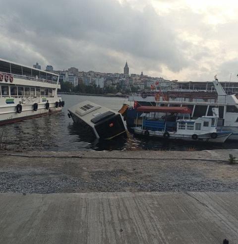 Eminönü'nde İETT otobüsü denize düştü