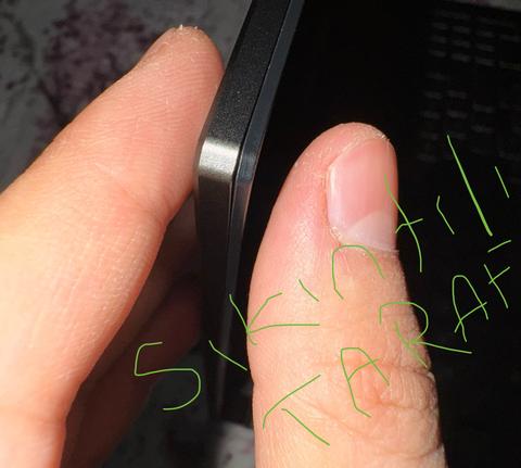 Asus Tuf a15 laptop ekran kasa arasında boşluk