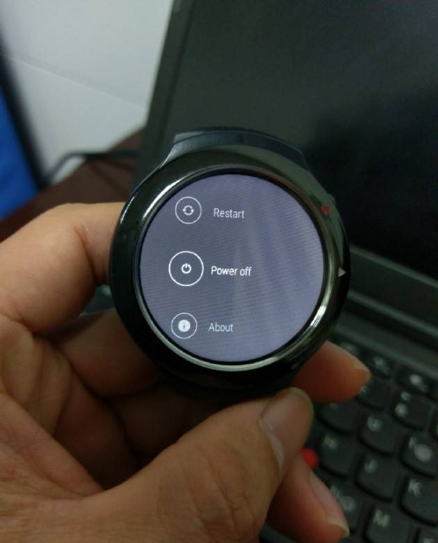 HTC'nin Android Wear'lı ilk akıllı saatine ait yeni fotoğraflar sızdırıldı