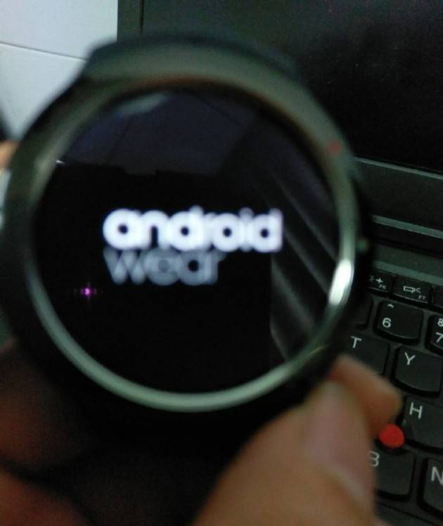 HTC'nin Android Wear'lı ilk akıllı saatine ait yeni fotoğraflar sızdırıldı