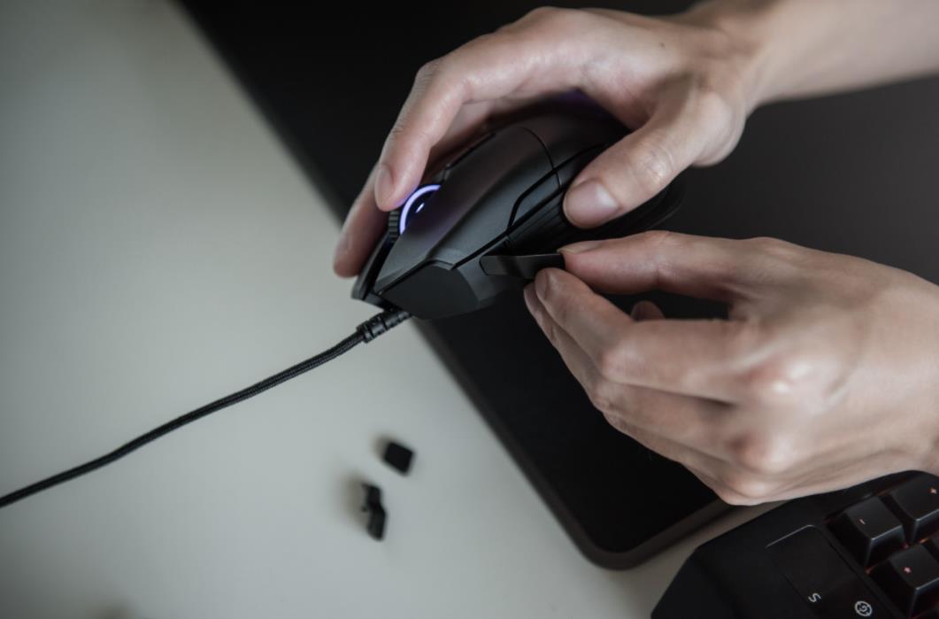 Dünyanın en gelişmiş FPS oyun faresi: RAZER BASILISK