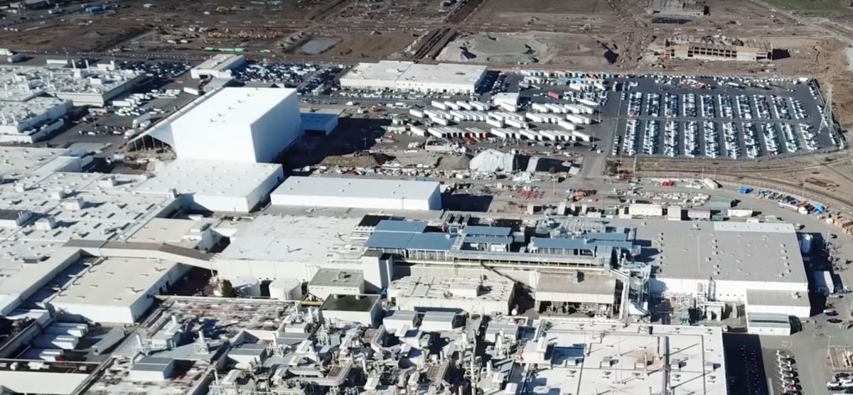 Tesla fabrikasının drone ile görüntülenmesi teslimata hazır yüzlerce Model 3'ü ortaya çıkardı