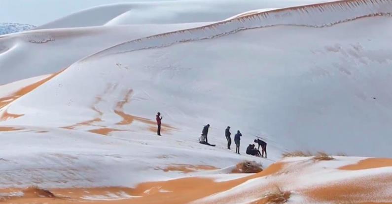 Sahra Çölü'ne kar yağdı! Ortaya muhteşem görüntüler çıktı