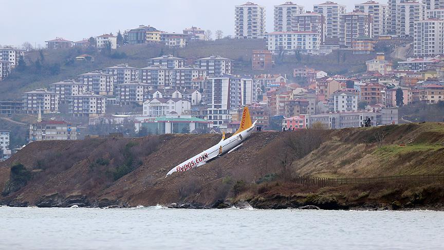 Pistten çıkan Pegasus uçağı vinçlerle kayalıklardan çıkarıldı