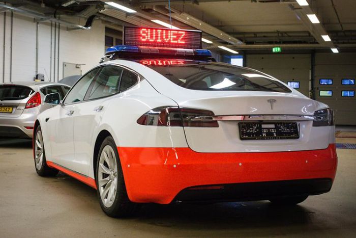 Tesla Model X Kanada'da polis aracı oldu